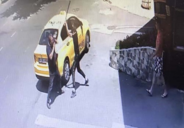 Annesine sarkıntılık yaptığı iddia edilen taksiciyi demir sopayla böyle dövdü 3