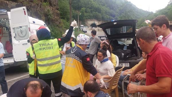 Uzungöl yolunda kaza: 3 yaralı 3