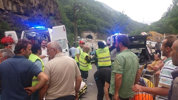 Uzungöl yolunda kaza: 3 yaralı 4