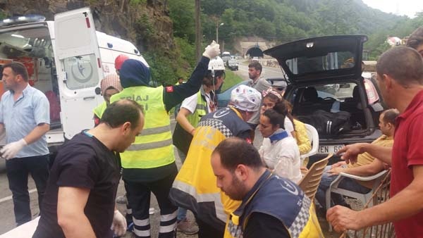 Uzungöl yolunda kaza: 3 yaralı 6