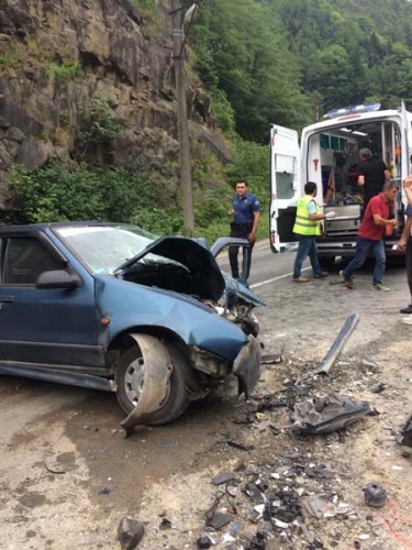 Uzungöl yolunda kaza: 3 yaralı 7