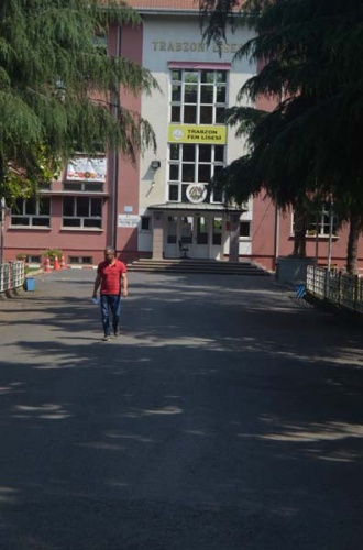 Trabzon'da sınava geç kalanlar alınmadı 2