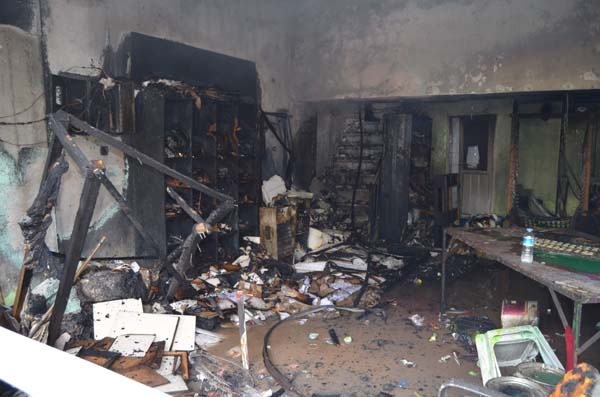 Trabzon'da hediyelik eşya dükkanı alevlere teslim oldu 3