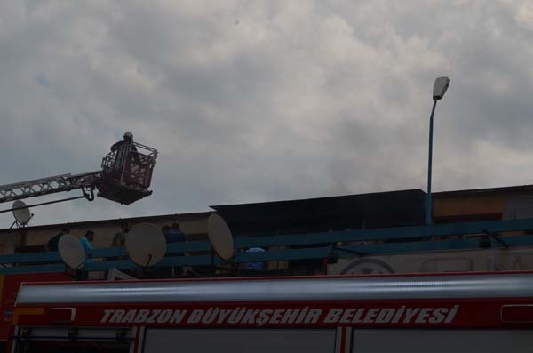 Trabzon'da hediyelik eşya dükkanı alevlere teslim oldu 2