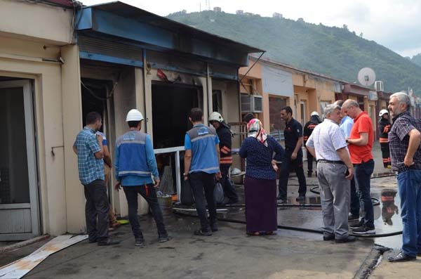 Trabzon'da hediyelik eşya dükkanı alevlere teslim oldu 5
