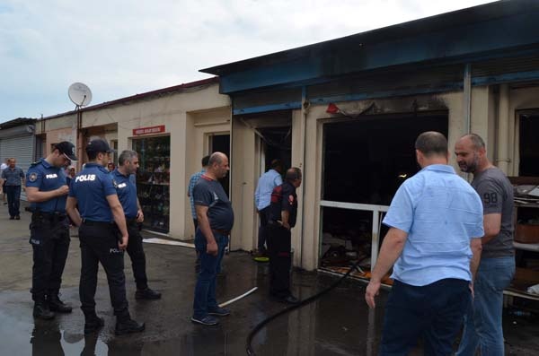 Trabzon'da hediyelik eşya dükkanı alevlere teslim oldu 4