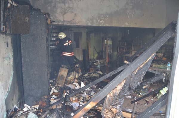 Trabzon'da hediyelik eşya dükkanı alevlere teslim oldu 9