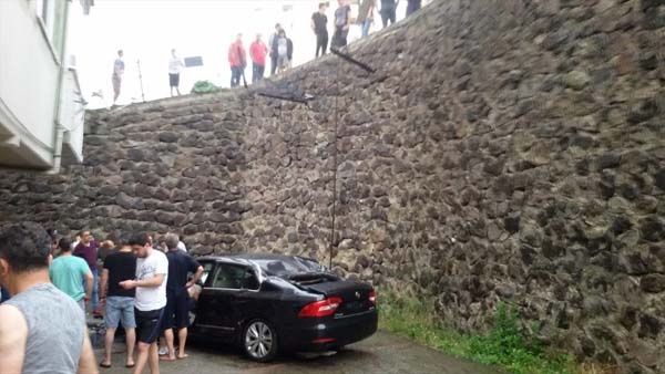 Trabzon'da araç bahçeye uçtu 5