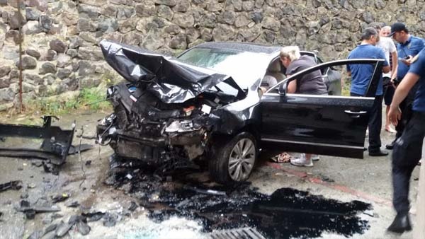 Trabzon'da araç bahçeye uçtu 9