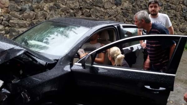 Trabzon'da araç bahçeye uçtu 7