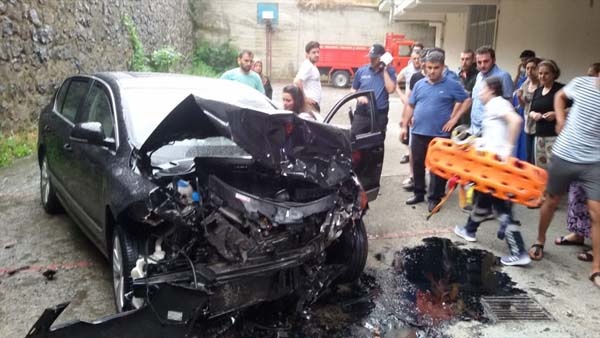 Trabzon'da araç bahçeye uçtu 10