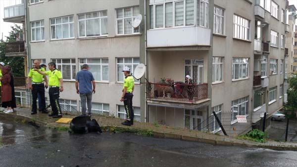 Trabzon'da araç bahçeye uçtu 6