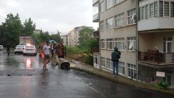 Trabzon'da araç bahçeye uçtu 4