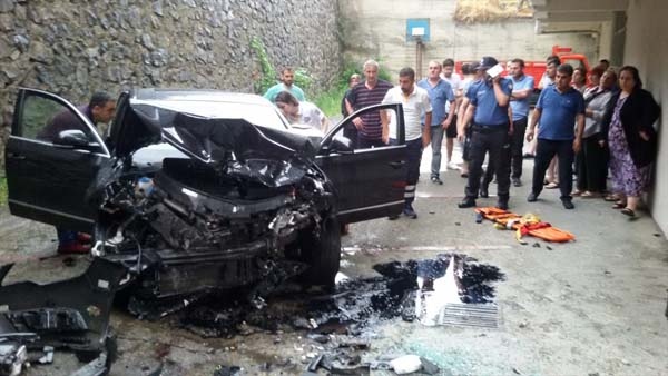 Trabzon'da araç bahçeye uçtu 8