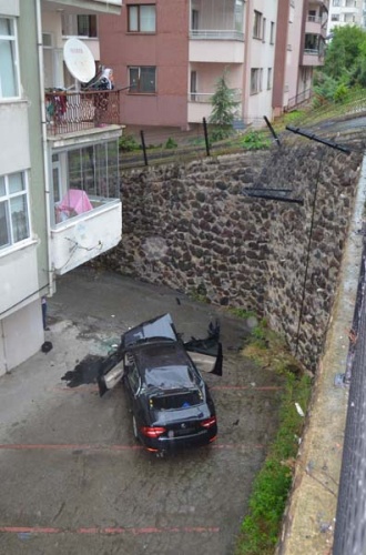 Trabzon'da araç bahçeye uçtu 12