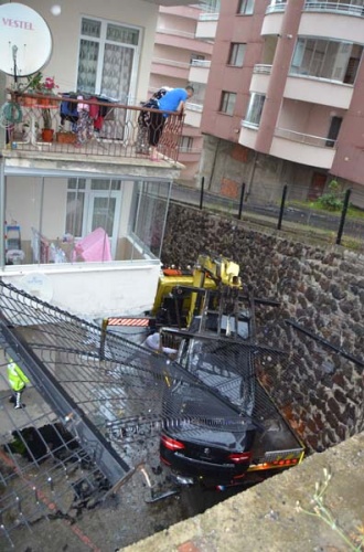 Trabzon'da araç bahçeye uçtu 18