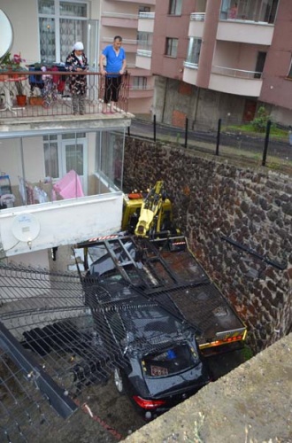 Trabzon'da araç bahçeye uçtu 14