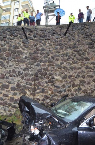 Trabzon'da araç bahçeye uçtu 16