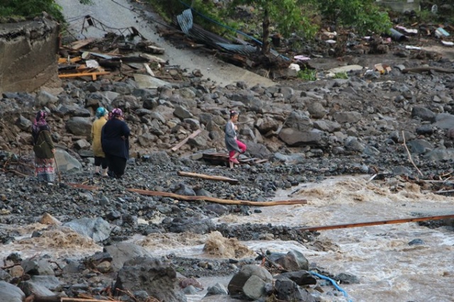 Araklı'daki facia sonrası evlerine ilk kez gittiler 18