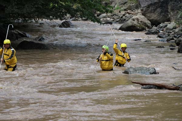 Araklı'da selde kaybolan 3 kişi aranıyor 2