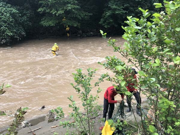 Araklı'da selde kaybolan 3 kişi aranıyor 6