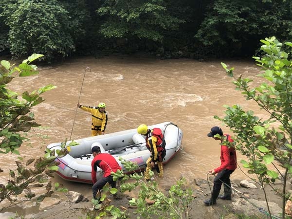 Araklı'da selde kaybolan 3 kişi aranıyor 5