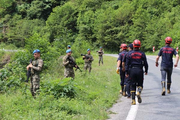 Araklı'da selde kaybolan 3 kişi aranıyor 7