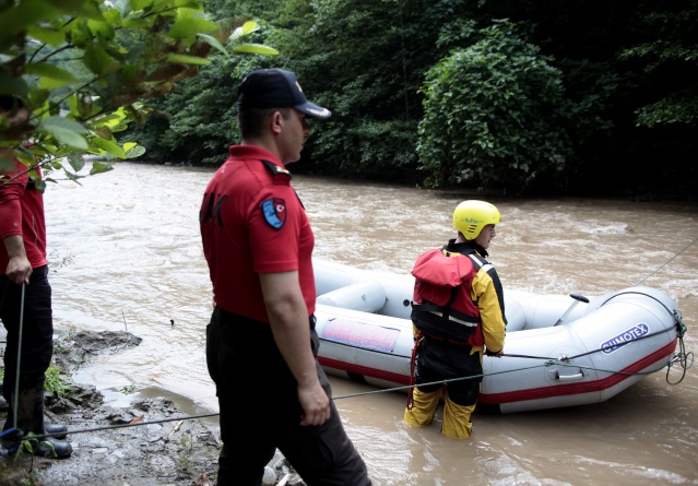 Araklı'da selde kaybolan iki kişinin arama çalışmaları devam ediyor! 4