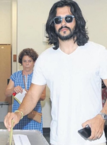 Burak Özçivit yeni imajıyla şaşırttı 4