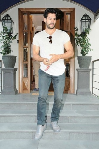 Burak Özçivit yeni imajıyla şaşırttı 3