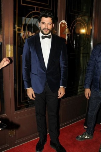 Burak Özçivit yeni imajıyla şaşırttı 2