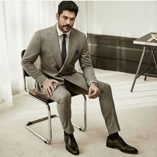 Burak Özçivit yeni imajıyla şaşırttı 8