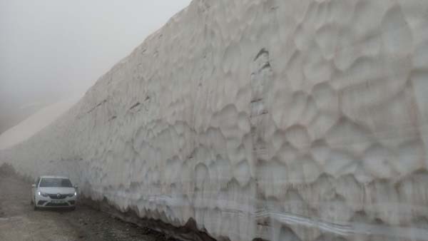 Haziran ayında 3000 rakımda metrelerce kar 2