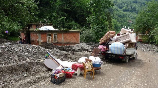 Araklı’da selin vurduğu mahalle boşaltılıyor! 10