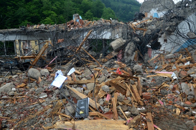Araklı'da enkazdan geriye sadece sınıf defteri kaldı! 13