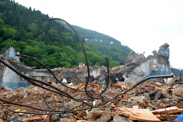 Araklı'da enkazdan geriye sadece sınıf defteri kaldı! 3