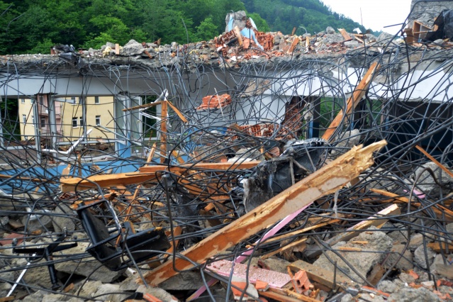 Araklı'da enkazdan geriye sadece sınıf defteri kaldı! 10