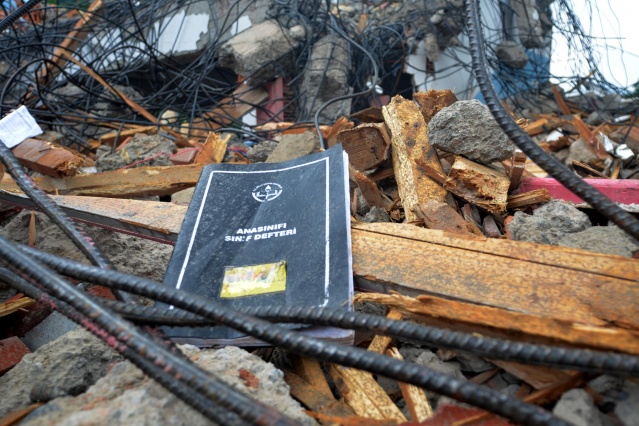 Araklı'da enkazdan geriye sadece sınıf defteri kaldı! 6