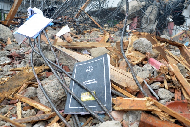 Araklı'da enkazdan geriye sadece sınıf defteri kaldı! 9