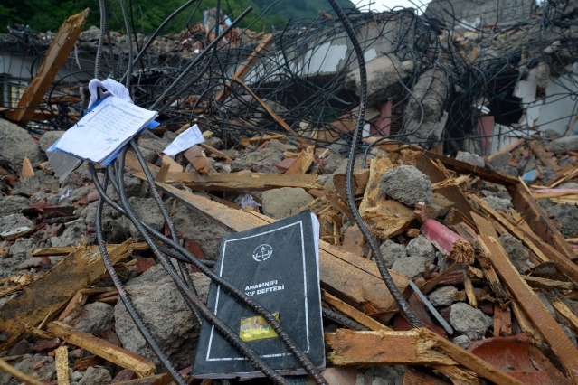 Araklı'da enkazdan geriye sadece sınıf defteri kaldı! 15