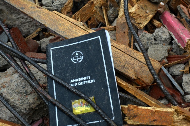 Araklı'da enkazdan geriye sadece sınıf defteri kaldı! 16