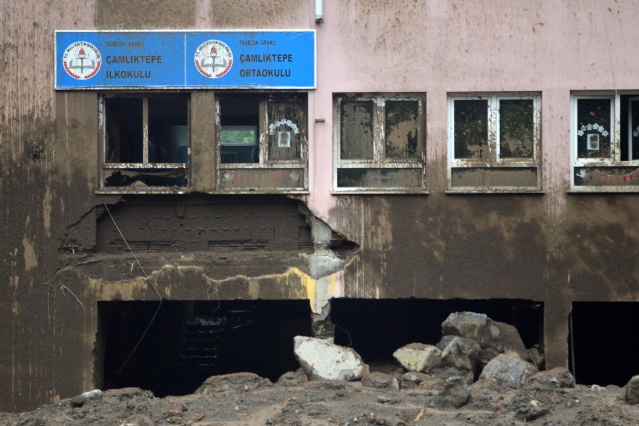 Araklı'da enkazdan geriye sadece sınıf defteri kaldı! 5