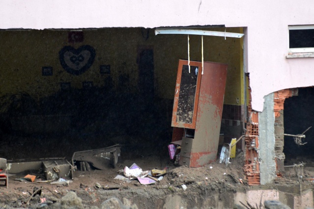 Araklı'da enkazdan geriye sadece sınıf defteri kaldı! 2