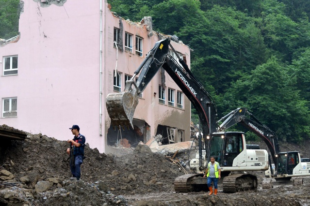Araklı'da enkazdan geriye sadece sınıf defteri kaldı! 14