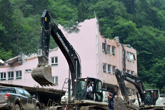 Araklı'da enkazdan geriye sadece sınıf defteri kaldı! 8