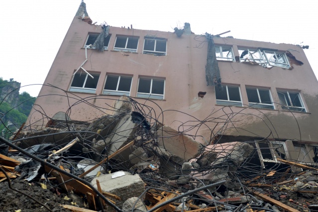 Araklı'da enkazdan geriye sadece sınıf defteri kaldı! 4