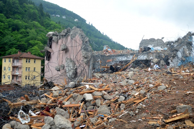 Araklı'da enkazdan geriye sadece sınıf defteri kaldı! 11