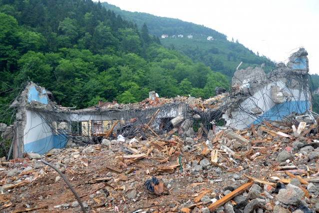Araklı'da enkazdan geriye sadece sınıf defteri kaldı! 12