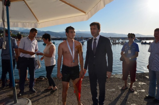 Birinci olan yarışmacıdan alkışlanacak davranış 8