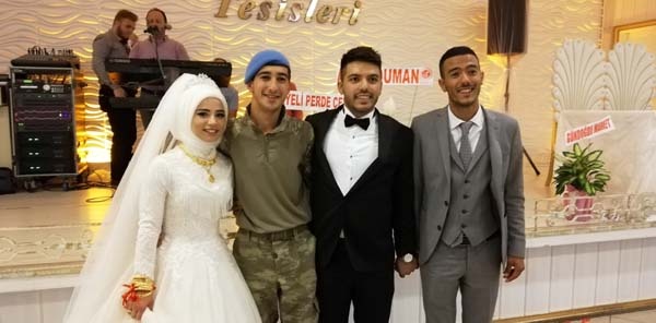 Düğüne böyle katıldı - Annesi baygınlık geçirdi 4